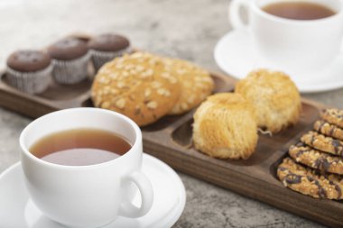Masada çeşitli tatlılar olan bir fincan sıcak çay. Yüksek kalite fotoğraf