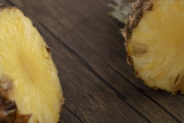 Ahşap zemine yerleştirilmiş lezzetli dilimlenmiş taze ananas. Yüksek kalite fotoğraf