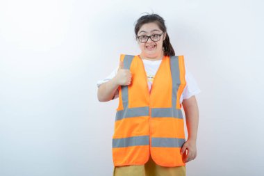 Gözlüklü genç bayan mühendis beyaz arka plan için onay veriyor. Yüksek kalite fotoğraf