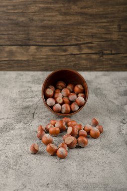 Taştan bir arka planda kabuklu sağlıklı Macadamia fındığı. Yüksek kalite fotoğraf