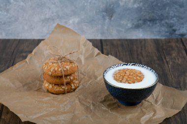 Mısır gevreği ve bir kase taze sütle bir yığın lezzetli kurabiye. Yüksek kalite fotoğraf