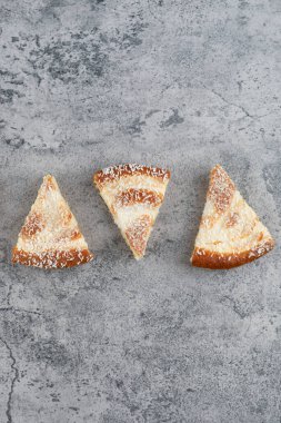 Lezzetli kek parçaları mermer bir masaya konmuş. Yüksek kalite fotoğraf