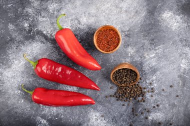 Mermer üzerine aromatik soslu kırmızı biber. Yüksek kalite fotoğraf