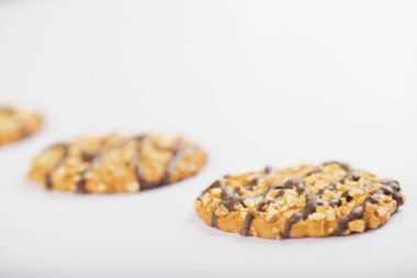 Fındıklı lezzetli yulaf kurabiyeleri ve beyaz yüzeyde çikolata. Yüksek kalite fotoğraf