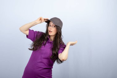 Mor üniformalı teslimatçı kızın portresi duruyor ve bakıyor. Yüksek kalite fotoğraf