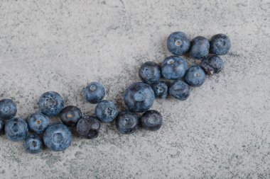 Taş zemine bir demet taze yaban mersini. Yüksek kalite fotoğraf