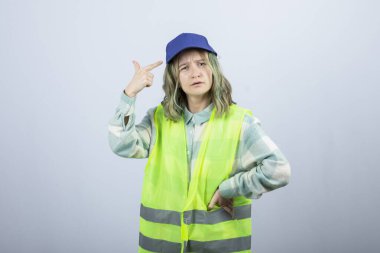 Beyaz duvarın üzerinde duran üniformalı kadın mimarın portresi. Yüksek kalite fotoğraf