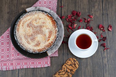 Tahta masaya bir fincan siyah çay ile bir tabak lezzetli turta. Yüksek kalite fotoğraf