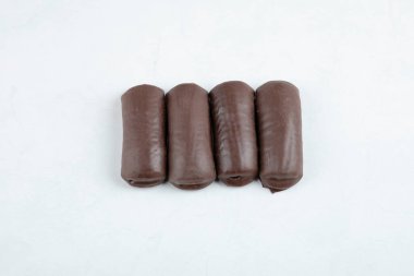 Beyaz arka planda dört tatlı, lezzetli çikolatalı kek. Yüksek kalite fotoğraf