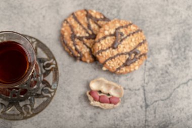 Bir bardak siyah çay, fıstık ve tatlı bisküvi. Yüksek kalite fotoğraf