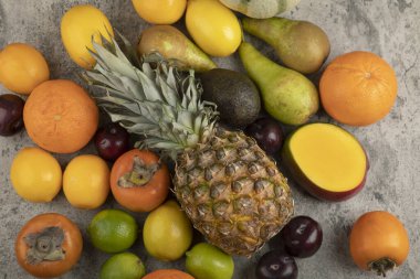 Mermer yüzeyde taze olgun meyve bileşimi. Yüksek kalite fotoğraf