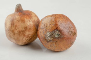 Beyaz arka planda iki egzotik ve lezzetli olgun nar. Yüksek kalite fotoğraf