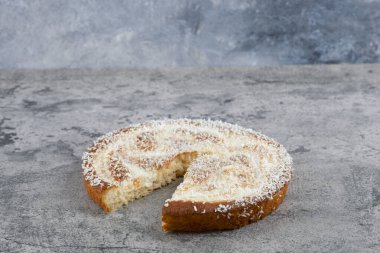 Mermer bir arka fona yerleştirilmiş yuvarlak ve lezzetli bir pasta. Yüksek kalite fotoğraf