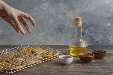 Ahşap bir masada kızarmış patatese un koyan kadın eli. Yüksek kalite fotoğraf