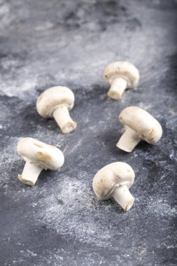 Mermer yüzeyine yerleştirilmiş lezzetli, çiğ mantarlar. Yüksek kalite fotoğraf