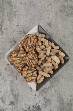 Taş bir arka planda yulaflı kurabiye ve fındıklı güzel bir tabak. Yüksek kalite fotoğraf