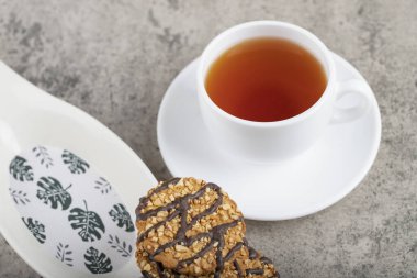 Fındıklı yulaflı çikolatalı bisküvi ve bir fincan çay. Yüksek kalite fotoğraf