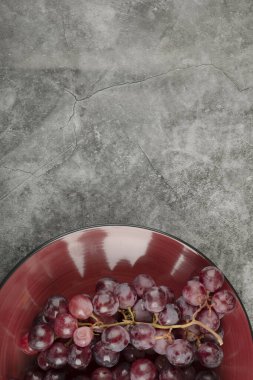Mermer yüzeyine yerleştirilmiş taze üzüm tabağı. Yüksek kalite fotoğraf