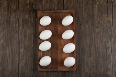 Tahta tabakta çiğ beyaz yumurta yığını. Yüksek kalite fotoğraf