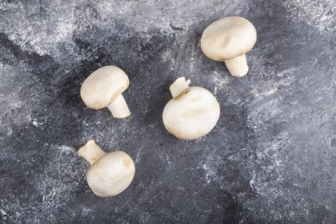 Çiğ şampiyon mantarları mermer masaya konur. Yüksek kalite fotoğraf