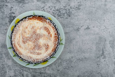 Tahta masaya konmuş şekerli bir tabak lezzetli turta. Yüksek kalite fotoğraf
