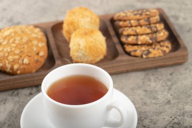 Bir fincan sıcak çay ve masada çeşitli tatlılar. Yüksek kalite fotoğraf