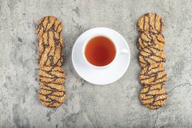 Yulaflı çikolatalı bisküvi ve bir fincan siyah çay. Yüksek kalite fotoğraf