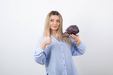 Lahanalı, gülümseyen, güzel bir kadın modelin resmi. Yüksek kalite fotoğraf