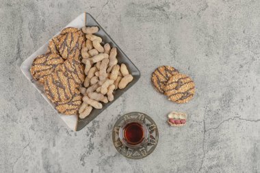 Fıstık ve bir bardak çayla birlikte çekirdekli lezzetli kurabiyeler. Yüksek kalite fotoğraf