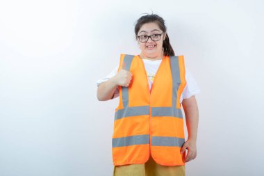 Gözlüklü genç bayan mühendis beyaz arka plan için onay veriyor. Yüksek kalite fotoğraf