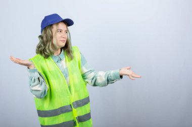 Üniformalı genç bayan mimar neler olduğunu anlamaya çalışıyor. Yüksek kalite fotoğraf