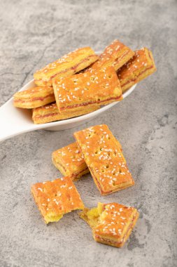 Taş bir masanın üzerine susam tohumlu krakerler. Yüksek kalite fotoğraf