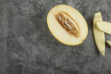 Mermer yüzeyine yerleştirilmiş taze kavun seti. Yüksek kalite fotoğraf