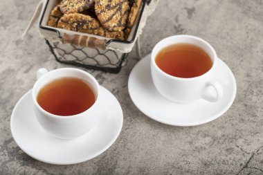 Bir sepet yulaflı kurabiye ve mermer üzerine siyah çay. Yüksek kalite fotoğraf