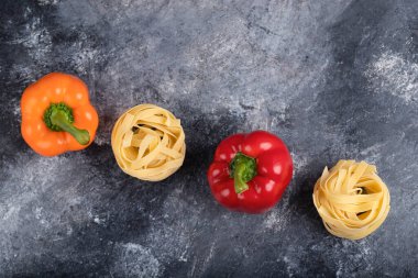 Çiğ tagliatelle makarnalı taze dolmalık biber. Yüksek kalite fotoğraf