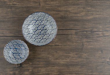 Ahşap masaya yerleştirilmiş iki boş mavi kase. Yüksek kalite fotoğraf