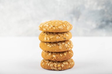 Beyaz arka plana yerleştirilmiş çok tahıllı kurabiyeler. Yüksek kalite fotoğraf