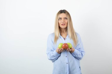 Parlak elmalar tutan güzel bir genç kadın resmi. Yüksek kalite fotoğraf