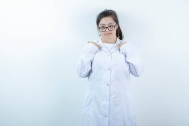 Doktor üniformalı genç bir kız ayakta ve poz veriyor. Yüksek kalite fotoğraf