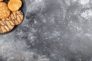 Taş zemine yerleştirilmiş tatlı atıştırmalıklar. Yüksek kalite fotoğraf