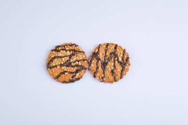 Beyaz arka planda izole edilmiş çikolata soslu iki kurabiye. Yüksek kalite fotoğraf