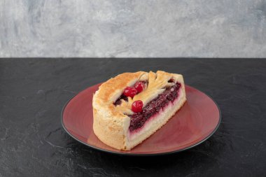 Kırmızı tabağa çilek konmuş dilimlenmiş lezzetli cheesecake. Yüksek kalite fotoğraf