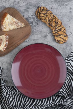 Lezzetli kek ve yulaf ezmeli kurabiyelerle ahşap bir kesim tahtası. Yüksek kalite fotoğraf