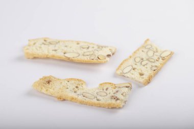 Beyaz arka planda fındıklı dilimlenmiş pasta. Yüksek kalite fotoğraf