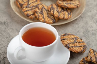 Bir tabak jöleli kurabiye ve bir fincan çay. Yüksek kalite fotoğraf