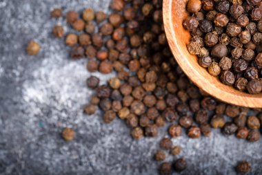 Mermer yüzeyine ahşap bir kase aromatik biber konmuş. Yüksek kalite fotoğraf