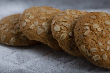 Tahta kesme tahtasının üzerinde şeker tozlu yulaflı kurabiyeler. Yüksek kalite fotoğraf