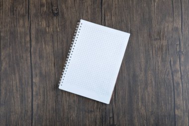 Tahta masaya yerleştirilmiş beyaz boş kağıt. Yüksek kalite fotoğraf