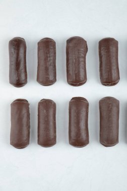 Beyaz arka planda izole edilmiş süt kremalı çikolatalı rulo. Yüksek kalite fotoğraf