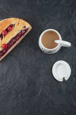 Dilimlenmiş lezzetli peynirli kek, böğürtlenli ve mermer arka planda bir fincan kahve. Yüksek kalite fotoğraf